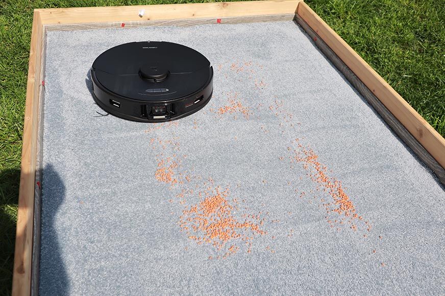 The Roborock S7 MaxV cleans lentils on a carpet in the test.